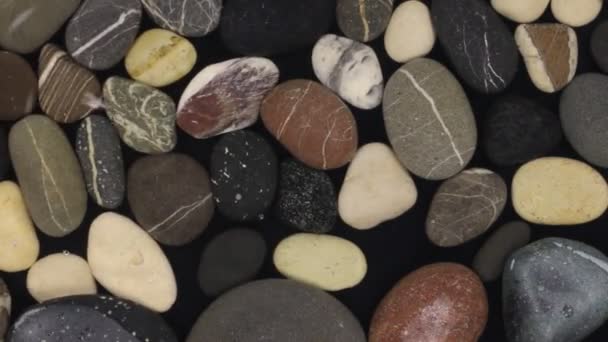 Gota de agua cayendo a una sobre piedras rayadas bajo el agua. Vista superior . — Vídeos de Stock