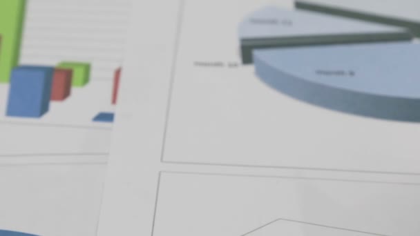 Homokórát, állva a diagramok számolás a idő. Panoráma. — Stock videók