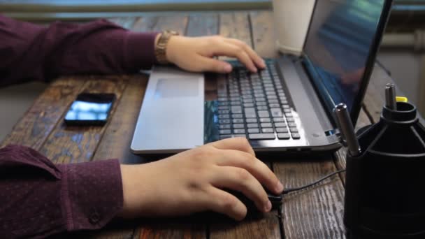 Homem Trabalha Laptop Usa Mouse Teclado Laptop Contexto Empresarial — Vídeo de Stock