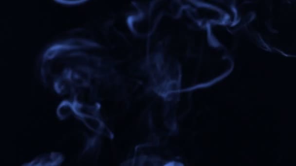 Turbulentie blauw rook op een zwarte achtergrond. — Stockvideo