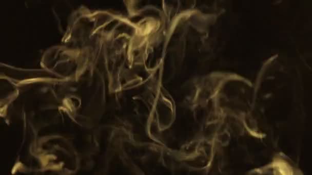 Turbolenza fumo giallo su sfondo nero . — Video Stock