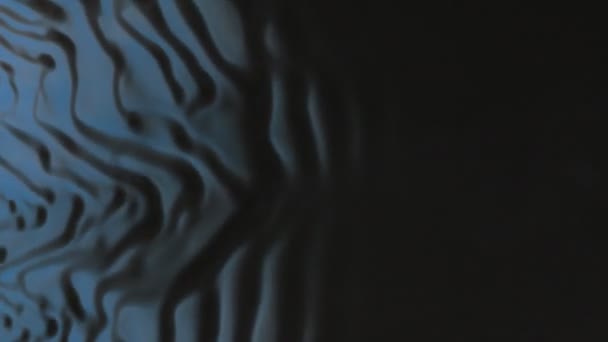 風青の背景に黒の塗料の美しい波を形成します。抽象的なカラフルな背景. — ストック動画