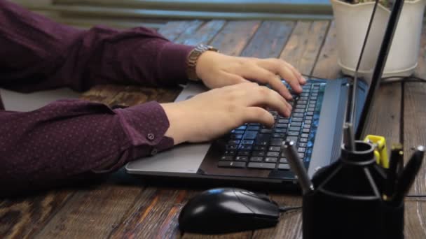 Człowiek działa na laptopie, używa mysz i klawiaturę laptopa. — Wideo stockowe