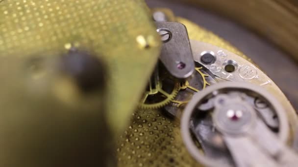 Het mechanisme van de versnelling van de oude klok close-up. Concept van clockwork, — Stockvideo