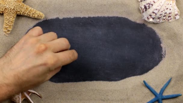 Woord liefde, geschreven op een schoolbord onder schelpen en zeesterren liggend op het zand. Handgeschreven woorden. — Stockvideo