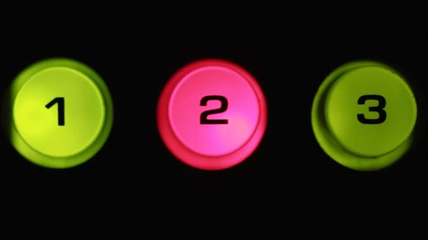 Κουμπιών εναλλαγής, επιλεγμένο κουμπί ανάβει κόκκινο. Γκρο πλαν κουμπιά. — Αρχείο Βίντεο