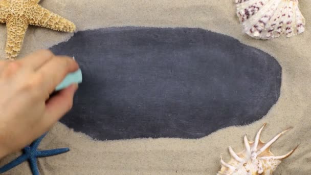 Word RELAX, écrit sur un tableau au milieu de coquillages et d'étoiles de mer gisant sur le sable. Mots manuscrits . — Video