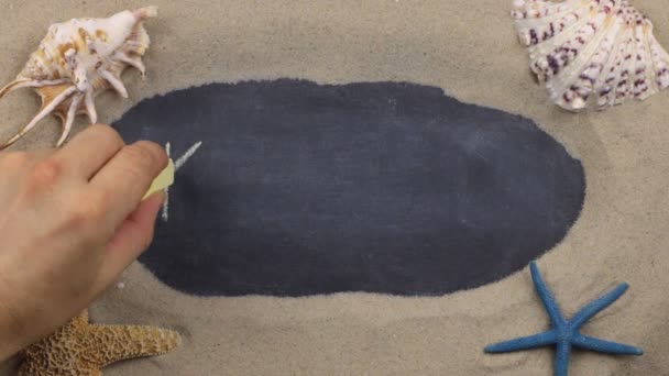 在贝壳和星星之间用粉笔写的手写词 "凯默"。顶视图. — 图库视频影像