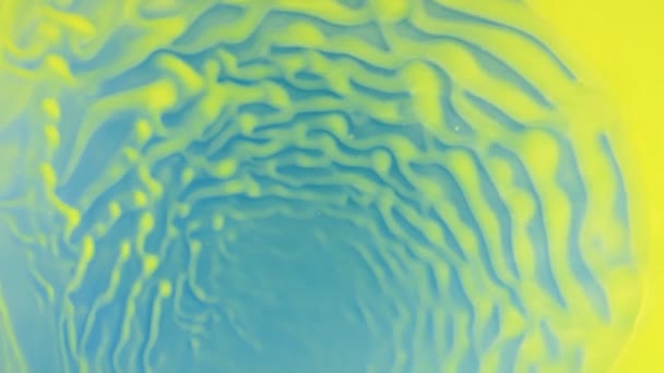 Chaotische rukwinden van wind en golven van gele verf op een blauwe achtergrond. — Stockvideo
