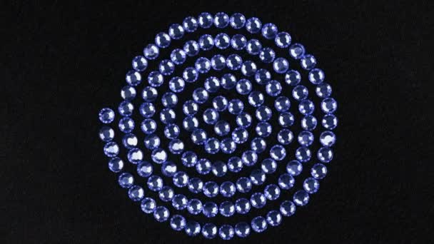 Rotazione di una spirale fatta di strass blu, il simbolo della forza vitale. Vista dall'alto . — Video Stock