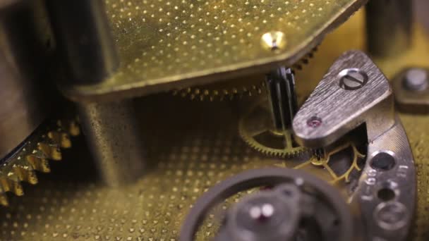 Mecanismo de engranaje del antiguo primer plano del reloj. Concepto de relojería , — Vídeos de Stock