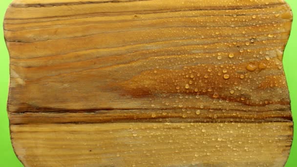 Üstten Görünüm. Eski bir ahşap tahta üzerinde düşen yağmur damlaları. İzole — Stok video