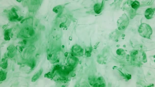 Vista superior, la caótica caída de las gotas de pintura verde. Abstracto — Vídeo de stock