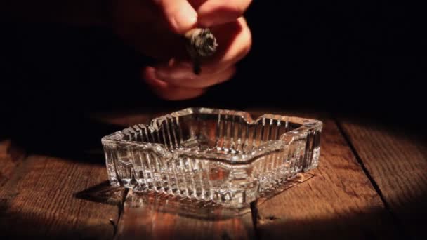Palący cygaro, aby otrząsnąć się z popiołów, umieścić cygaro w popielniczki. — Wideo stockowe