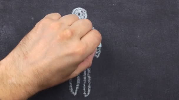 Silhouet van een man, getekend in krijt op een schoolbord. — Stockvideo