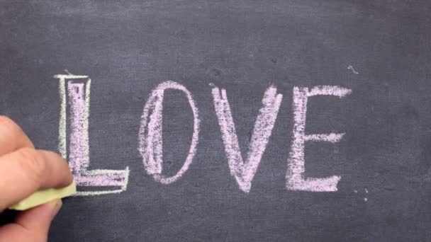 Λέξη αγάπη, γραμμένο με κιμωλία στον μαυροπίνακα. — Αρχείο Βίντεο