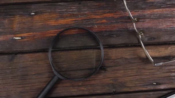 クレーンリフト, トップビューモダンな木製デスクワークテーブル虫眼鏡とオーガナイザーと. — ストック動画