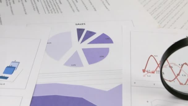 Panorama, lente d'ingrandimento per studiare stand sulle carte . — Video Stock