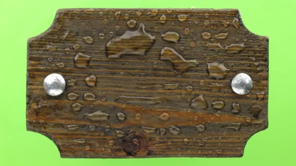 Szél fúj el a esőcseppek egy fából készült jel, vas csavarok. — Stock videók