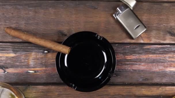 Caméra grue, vue de dessus, bureau en bois moderne, verre de cognac et cigare  . — Video