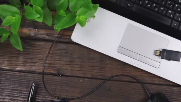 Elevador de guindaste, vista superior mesa de trabalho moderna mesa de madeira com memória flash USB e laptop . — Vídeo de Stock