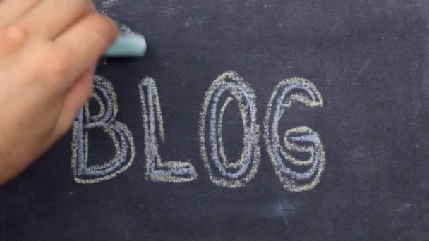 Word blog, bir tahta üzerinde tebeşir el ile yazılmış. — Stok video