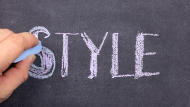 Word STYLE, written by hand in chalk on a blackboard. — Stock Video