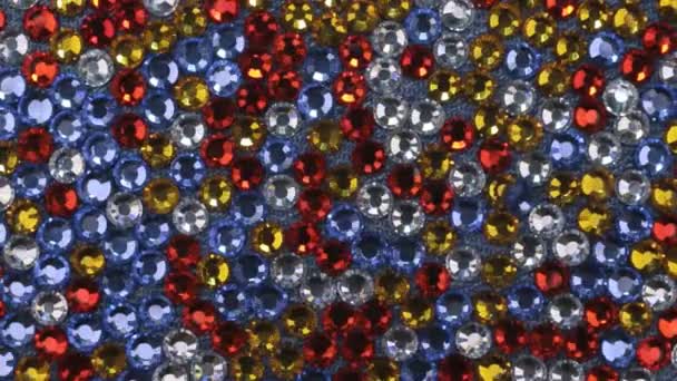 Güzel ışık yansımaları ile çok renkli Rhinestones döndürme. — Stok video