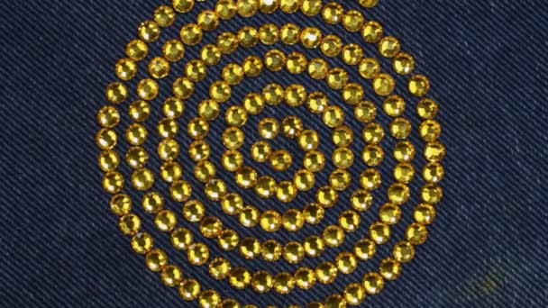 Rotazione, primo piano di una spirale di strass. Sfondo alla moda . — Video Stock