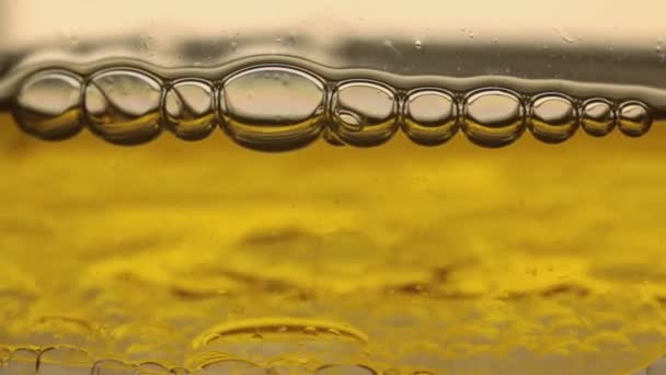 Close-up, rodando bolhas amarelas estourando . — Vídeo de Stock