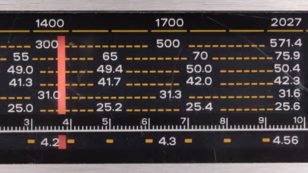 Tecnologia retro. Escala para pesquisar estações de rádio — Vídeo de Stock