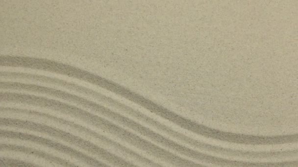 Texture de sable inhabituelle. Lignes dessinées et zigzags dans le sable. Avec espace . — Video