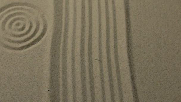 Textura de arena inusual. Líneas dibujadas y círculos en la arena. Con espacio . — Vídeo de stock