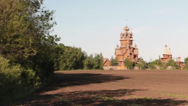 Panorama. Gamla stora trä ortodoxa kyrkan. — Stockvideo