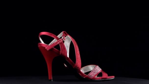 Rotación, sandalias con tacones altos. Zapatos rojos de tacón alto sobre fondo negro . — Vídeo de stock