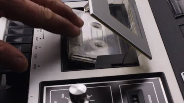 Close-up, de inserir uma fita cassete em um gravador e iniciar a reprodução . — Vídeo de Stock