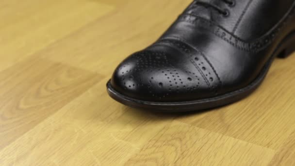 Slider shot, chaussures classiques pour hommes noires sur fond bois. Espace de copie . — Video