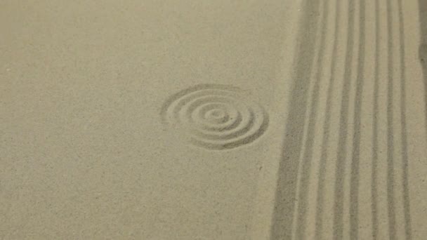 Přibližování kruhů a čar na písku. Letní pozadí. — Stock video