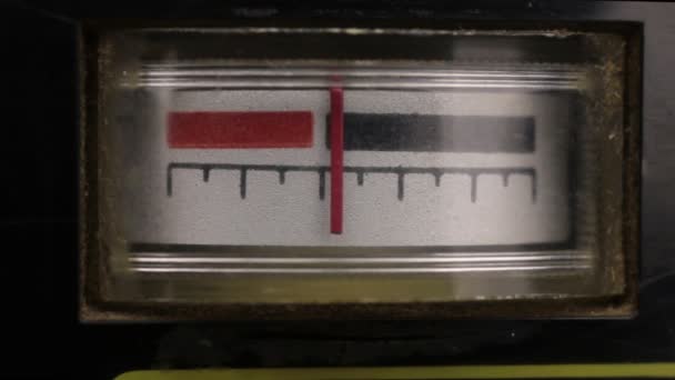 Close-up. Analogový ukazatel šipky na panelu. Staré analogové šipky na přehrávači. — Stock video