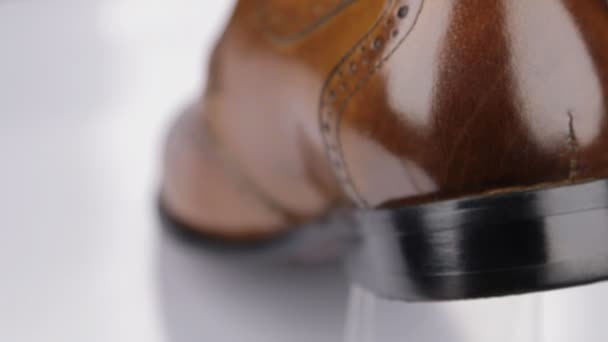 Střídající. Mens hnědé boty, těsné podpatky. — Stock video