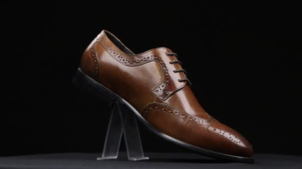 Obrót męskie brązowe buty. — Wideo stockowe