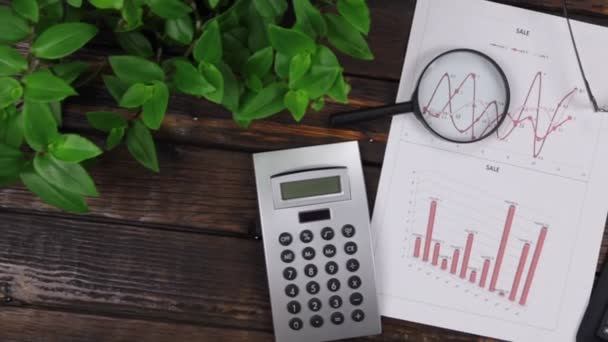 Espaço de trabalho, mesa de madeira do escritório. Um tiro no guindaste. Vista superior . — Vídeo de Stock