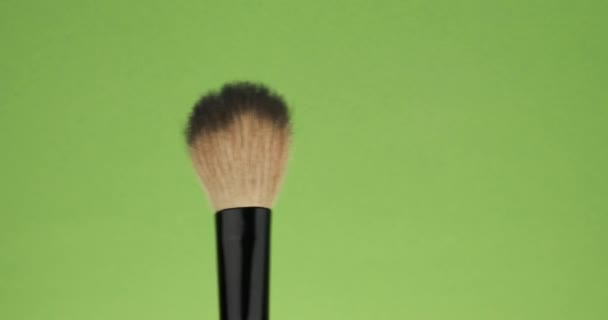 Movimiento horizontal del cepillo para maquillaje sobre fondo verde . — Vídeos de Stock