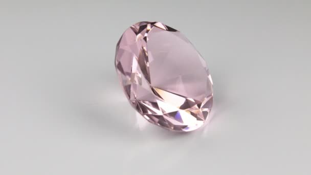 Rotación de un gran diamante rosa sobre un fondo blanco . — Vídeo de stock