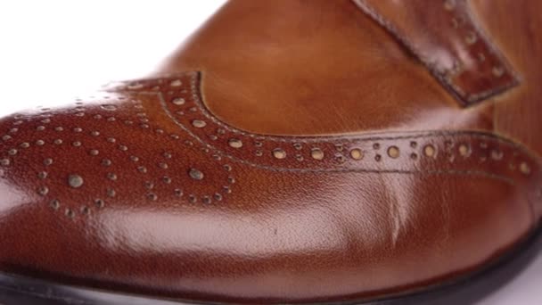 Μακρό πλάνο από καφέ κλασσικά αντρικά παπούτσια. Σφηνάκι. Κοντινό πλάνο των υποδημάτων κάλτσα, δαντέλα και τακούνι mens. — Αρχείο Βίντεο
