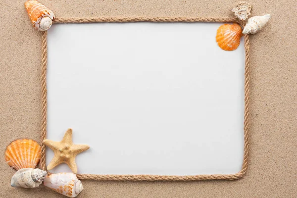 Beau Cadre Corde Étoiles Coquillages Avec Fond Blanc Sur Sable — Photo