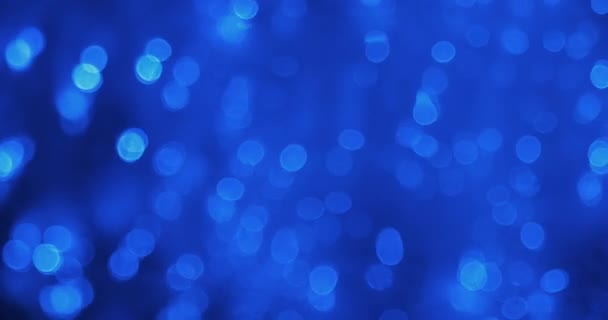 パノラマ。水の中に焦点を絞った光の美しい反射。抽象的な青のクリスマスの背景を強調. — ストック動画