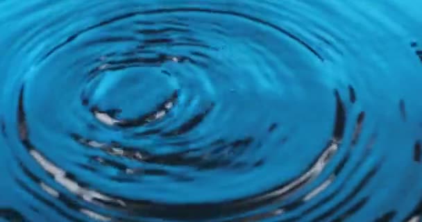 Panorama av en droppe vatten faller i blått vatten. Vacker cirkulär våg, krusning. — Stockvideo