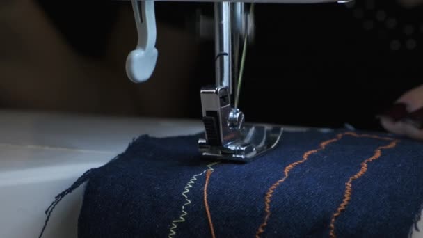 En cámara lenta. La costurera cose denim. Una costura en la tela. — Vídeo de stock