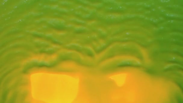 Fundo abstrato. Ondulações e ondas de tinta verde fluorescente. Movimento lento . — Vídeo de Stock